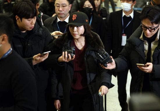 [속보]경찰, 김경 휴대전화 압수…오늘 밤 조사 방침