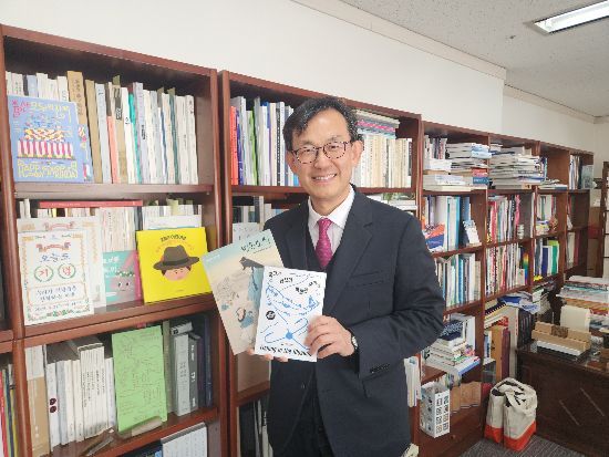 도장집 빨간 입간판까지 실어 온 민속박물관장 "이야기만 되면 뭐든 기증받습니다"