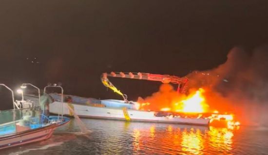 새벽 바다 위 '붉은 불길'…장흥 노력항 '어선' 화재