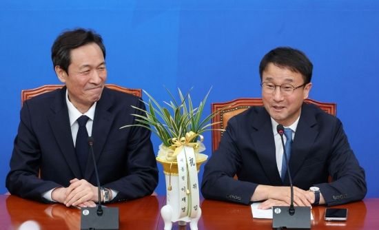 [포토] 우상호 靑 청무수석 접견하는 한병도 원내대표