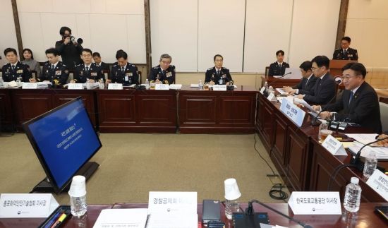 [포토] 윤호중 장관 발언듣는 유재성 경찰청장직무대행