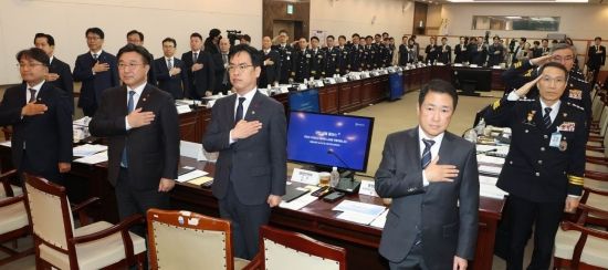 [포토] 국민의례하는 윤호중 장관과 경찰청 간부