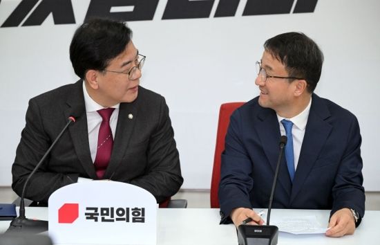 [포토] 대화하는 한병도-송언석