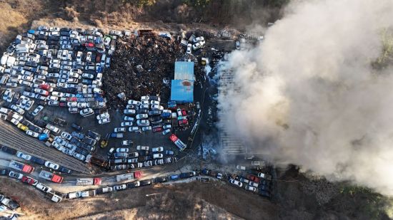 거제 폐차장 화재, 4시간 만에 진화 … 건물 1동·지게차 5대 등 전소