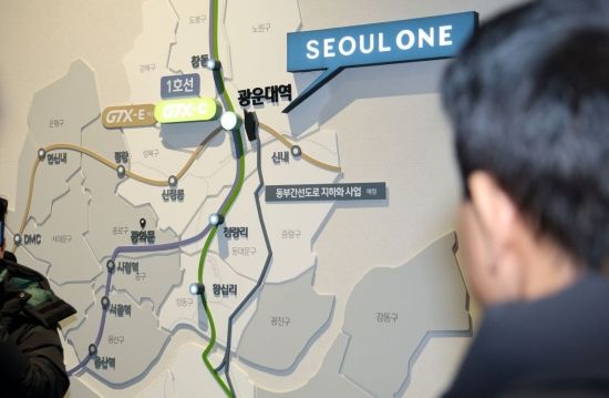 [포토] GTX 노선도 확인하는 오세훈 시장