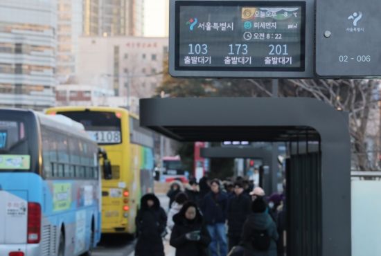 꽁꽁 언 출근길 '버스파업'까지…시민들 대혼란