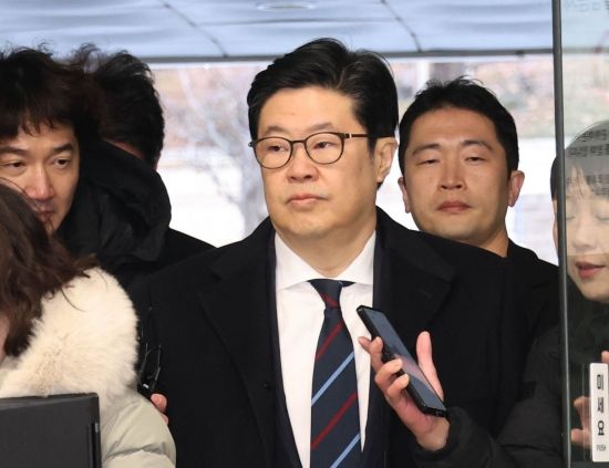 [포토] 영장실질심사 출석하는 김병주 MBK파트너스 회장