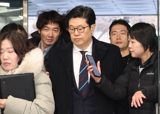 [포토] 김병주 MBK파트너스 회장 영장실질심사 출석