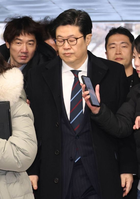 [포토] 법원청사 들어서는 김병주 MBK파트너스 회장