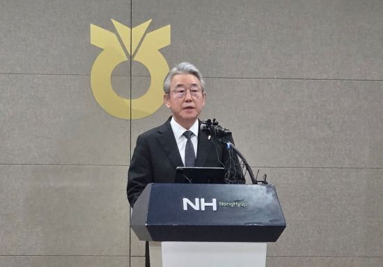 고개 숙인 강호동 농협회장 "농민신문사 회장직 사임"