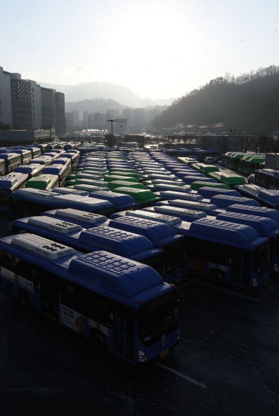 서울 시내버스 파업 끝낼까…노사, 내일 다시 협상