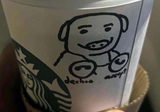 '돼지그림' 커피잔 받아든 보안관 "이건 모욕" 발끈 …美 스타벅스 결국