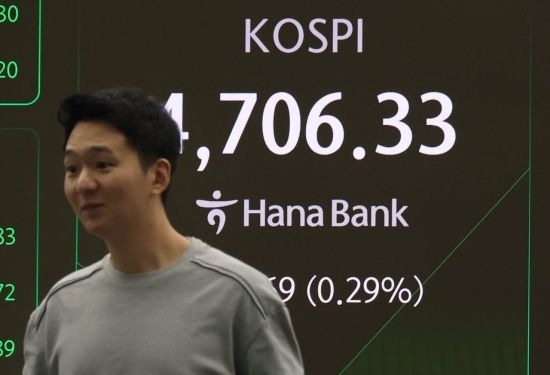 [포토] 코스피 사상 첫 4700선 넘겨