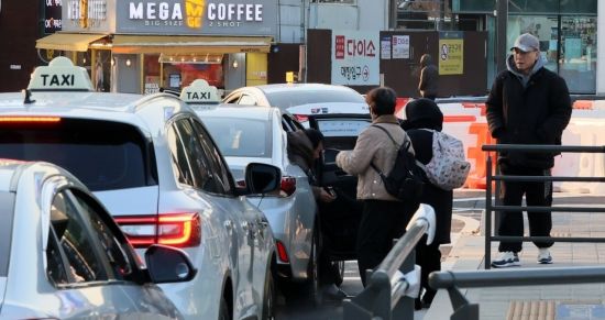 외국인 택시바가지 끊는다… 서울시, '유료도로 통행료' 표기 추진