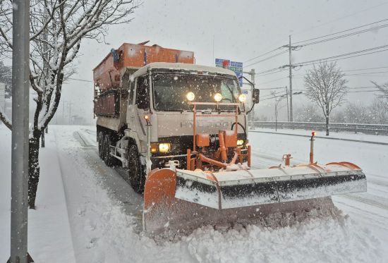 영주시, 대설·한파 겹치자 전 행정력 투입 ‘총력 제설’