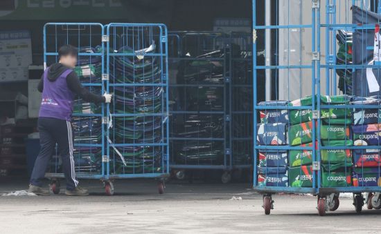 '탈팡' 효과?…쿠팡 물류센터 근무자 6000여명 줄어