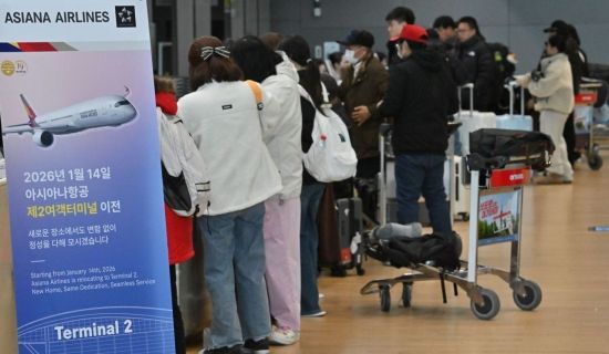 [포토] 인천공항 2터미널서 탑승수속하는 아시아나항공 이용객들