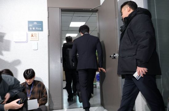 경찰, '공천헌금 의혹' 김병기 부부 등 5명 출국금지