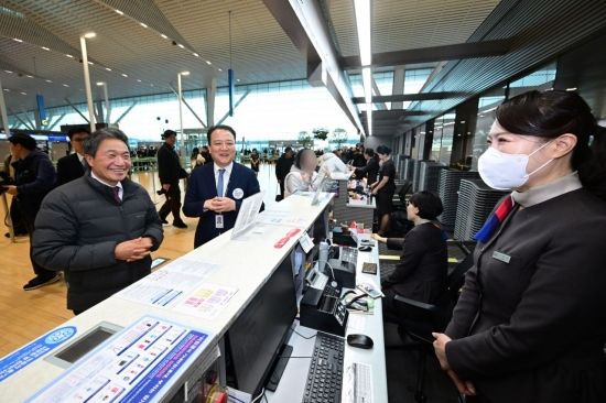 [포토] 인천공항 제2여객터미널 아시아나항공 카운터 찾은 이학재 사장