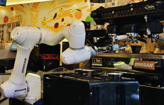 [이미지 다이어리] 월요병 없는 ‘강철’ 알바생