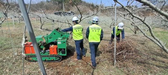 태우지 말고 갈아버리세요… 영덕군, 찾아가는 ‘영농 부산물 파쇄지원단’ 운영