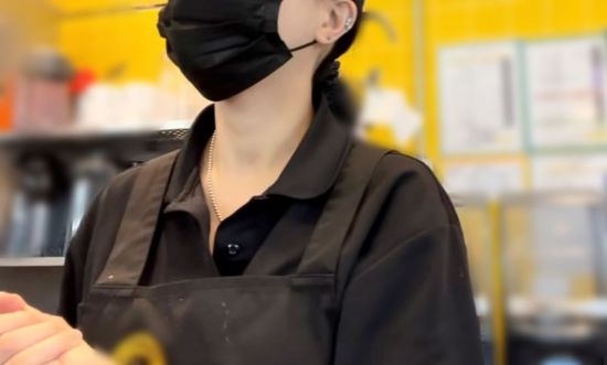 카페 女알바 얼굴 촬영한 중년남, "왜 찍냐" 묻자 황당 답변