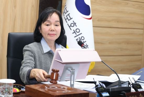[포토] 의사봉 두드리는 송경희 위원장