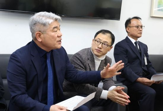 [포토] 남북경협 관련 기자회견 하는 김진향 의장