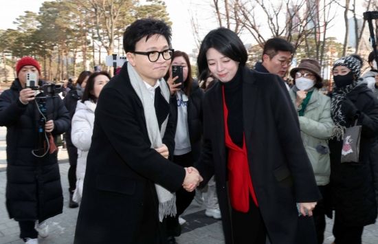 [포토] 배현진 의원과 악수하는 한동훈 전 대표