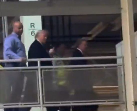 포드 공장 찾은 트럼프 '손가락 욕' 논란…"현장 야유에 발끈"