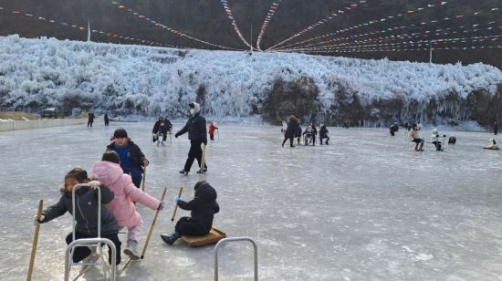얼음 위에서 피어나는 시골의 시간
