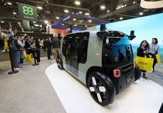 "네시간 기다려 탔다" CES '장외 스타' 핸들 없는 자율주행 택시