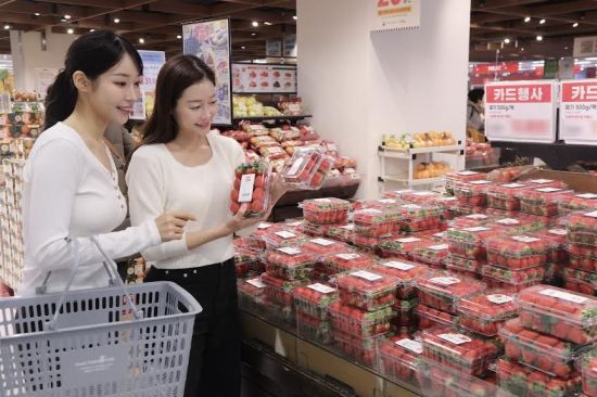 이마트, '딸기 페스티벌' 개최…딸기 베이커리·과자 등 선봬