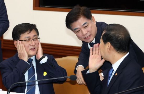 [포토] 대화하는 구윤철 부총리, 김병욱 정무비서관, 김성환 장관