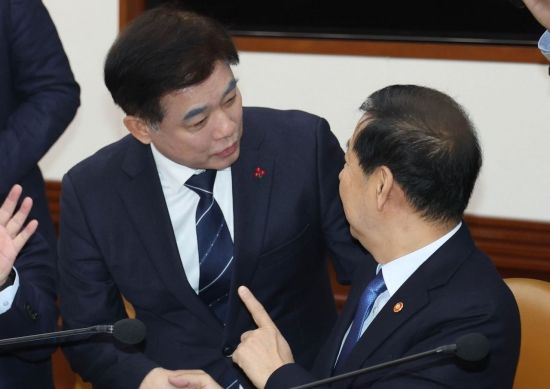 [포토] 구윤철 부총리와 대화하는 김병욱 청와대 정무비서관