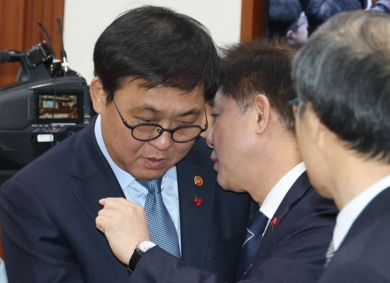 [포토] 귓속말 하는 김병욱 청와대 정무비서관과 최휘영 장관