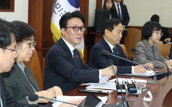 金총리 "규제 79건 우선 개선…기업 부담 낮추겠다"