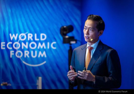 한화 김동관, 다보스서 '전기 추진 선박' 제안