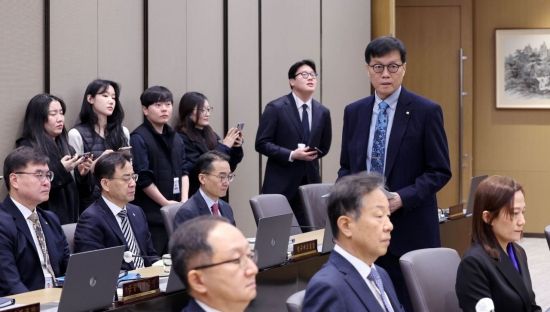 [포토] 회의실 들어서는 이창용 한국은행 총재