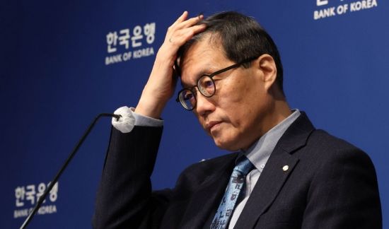 [포토] 취재진 질문 받는 이창용 한국은행 총재