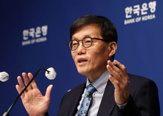 [포토] 금통위 마친 뒤 기자간담회하는 이창용 한국은행 총재