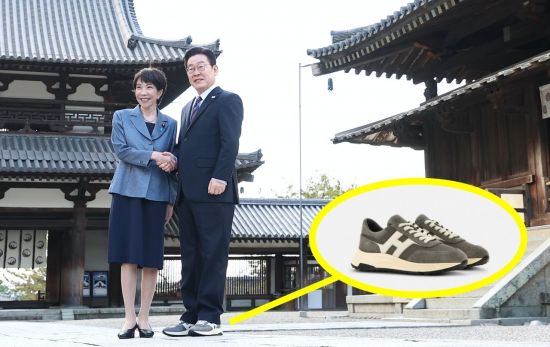 빌려 신었는데 벌써 인기폭발…다카이치도 관심 보인 '이재명 운동화'