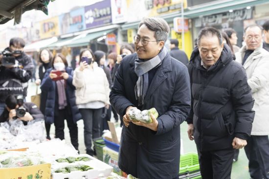 '의왕 도깨비시장' 찾은 김동연 "비가림막 공사 설 이후 신속 재개"