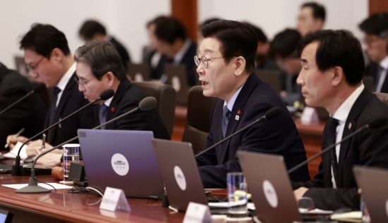 李대통령 "추경해서라도 문화·예술 토대 되살려야"