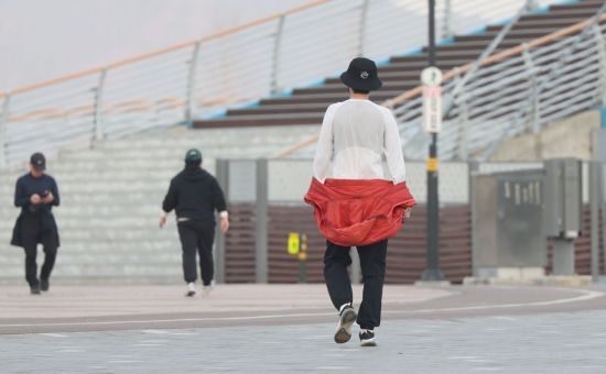 "더워서 외투 벗었다" 이상하더니 했더니 결국…역대 최고기온 '경신'