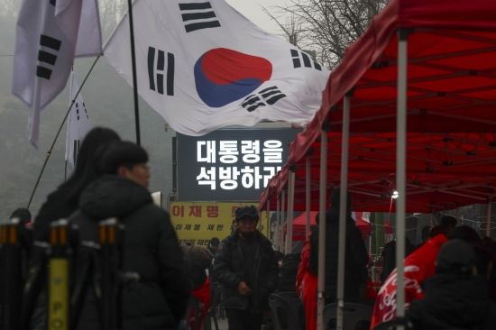 [포토] 윤석열 전 대통령 석방 촉구하는 지지자들