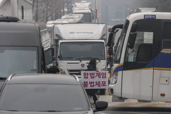 [포토] 경찰 차벽으로 가로막힌 서울중앙지법 출입구