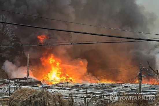 구룡마을 4시간째 화재 진압중… 커진 불길에 대응 2단계 격상(종합)
