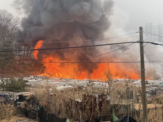 서울 구룡마을서 '산불'…안개 등 영향, 헬기 투입 난항