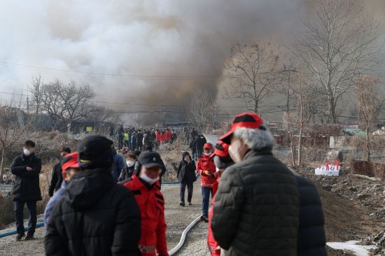 강남 구룡마을 화재 6시간여 만에 초진…대응단계 하향